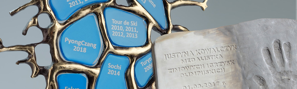 Pamiątkowe statuetki dla Justyny Kowalczyk i Konrada Niedźwieckiego