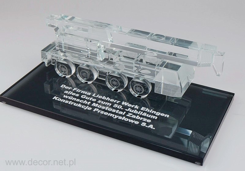 Szklana miniatura dźwigu